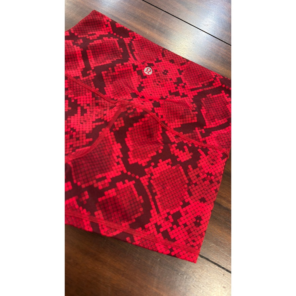 Lululemon Red Snakeskin High Rise Yoga Shorts Size 4 Burgundy Animal Print - Picture 11 of 16